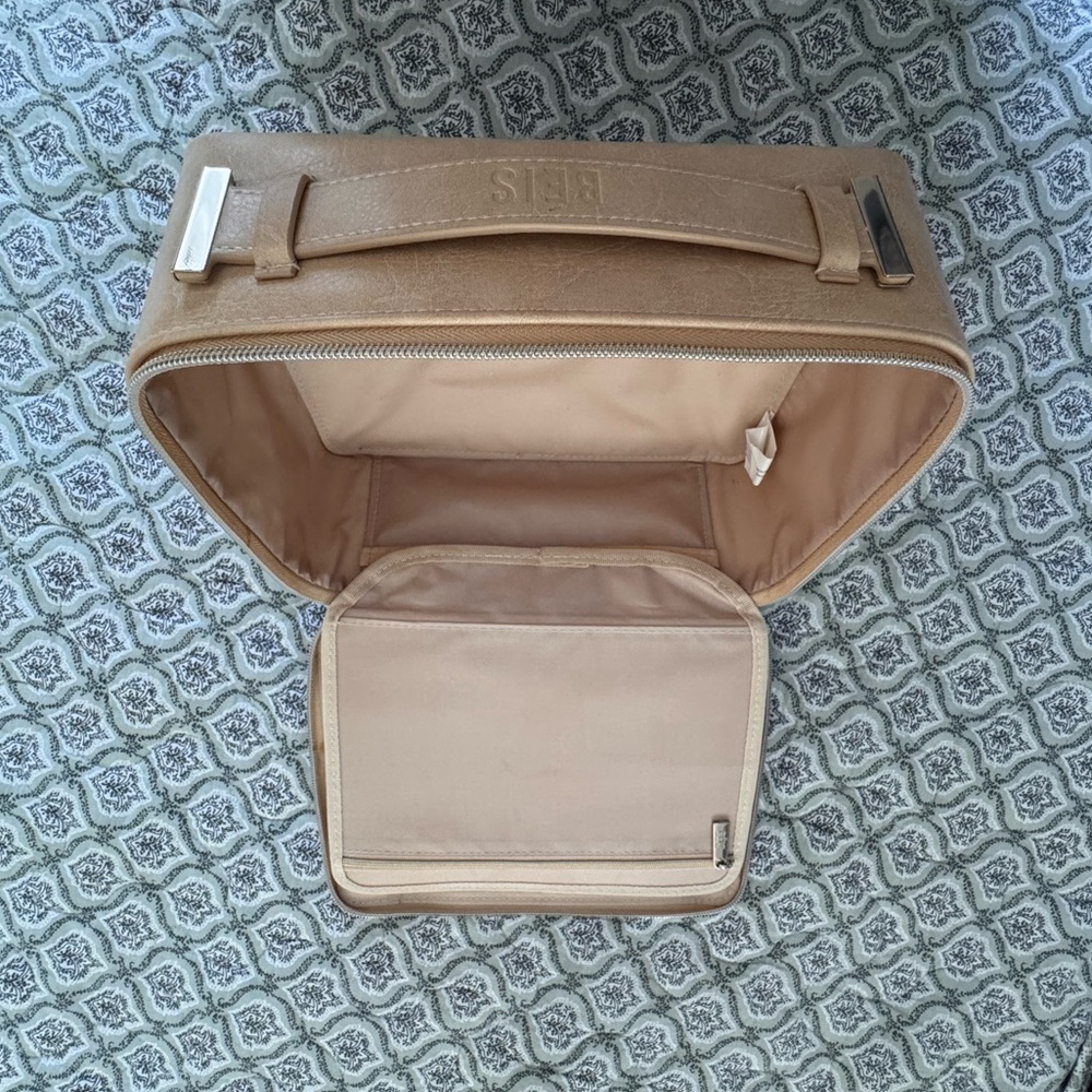 LIKE NEW Beis Cosmetic Case - Picture 5 of 6
